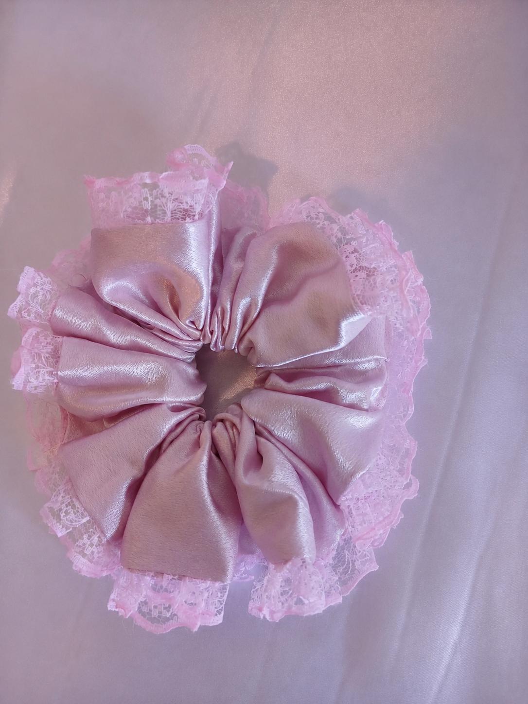 Chouchou Satin Rose Poudré à Dentelle – Oversize
